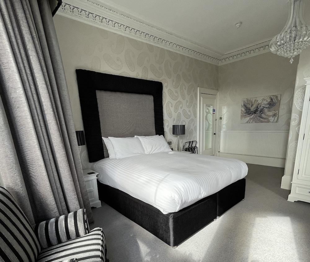 The Abbotsford Hotel Callander Bagian luar foto