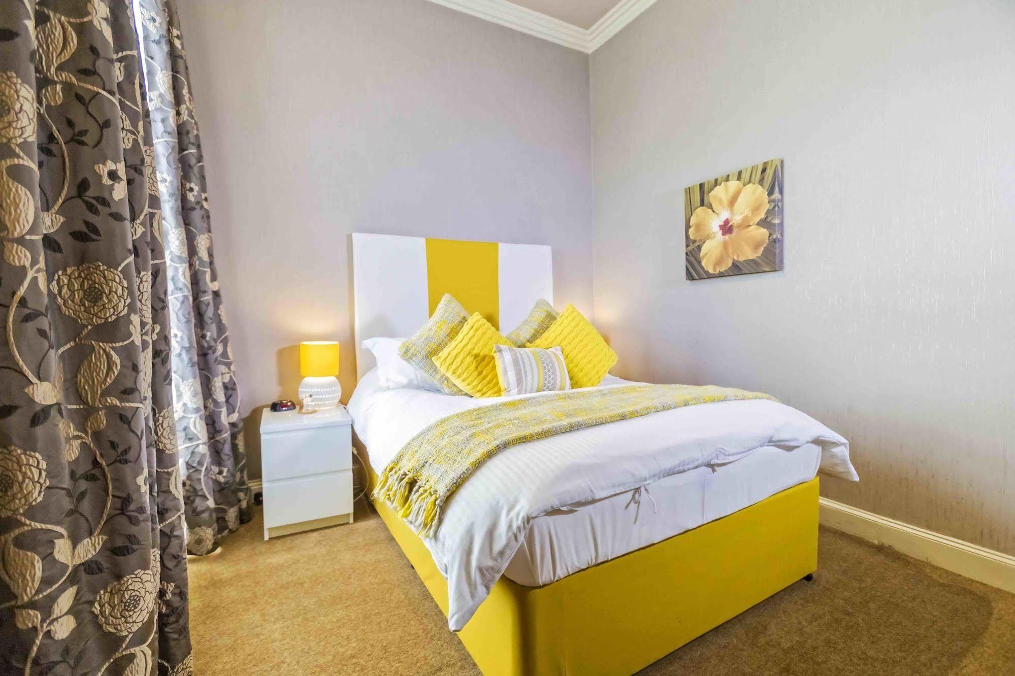 The Abbotsford Hotel Callander Bagian luar foto