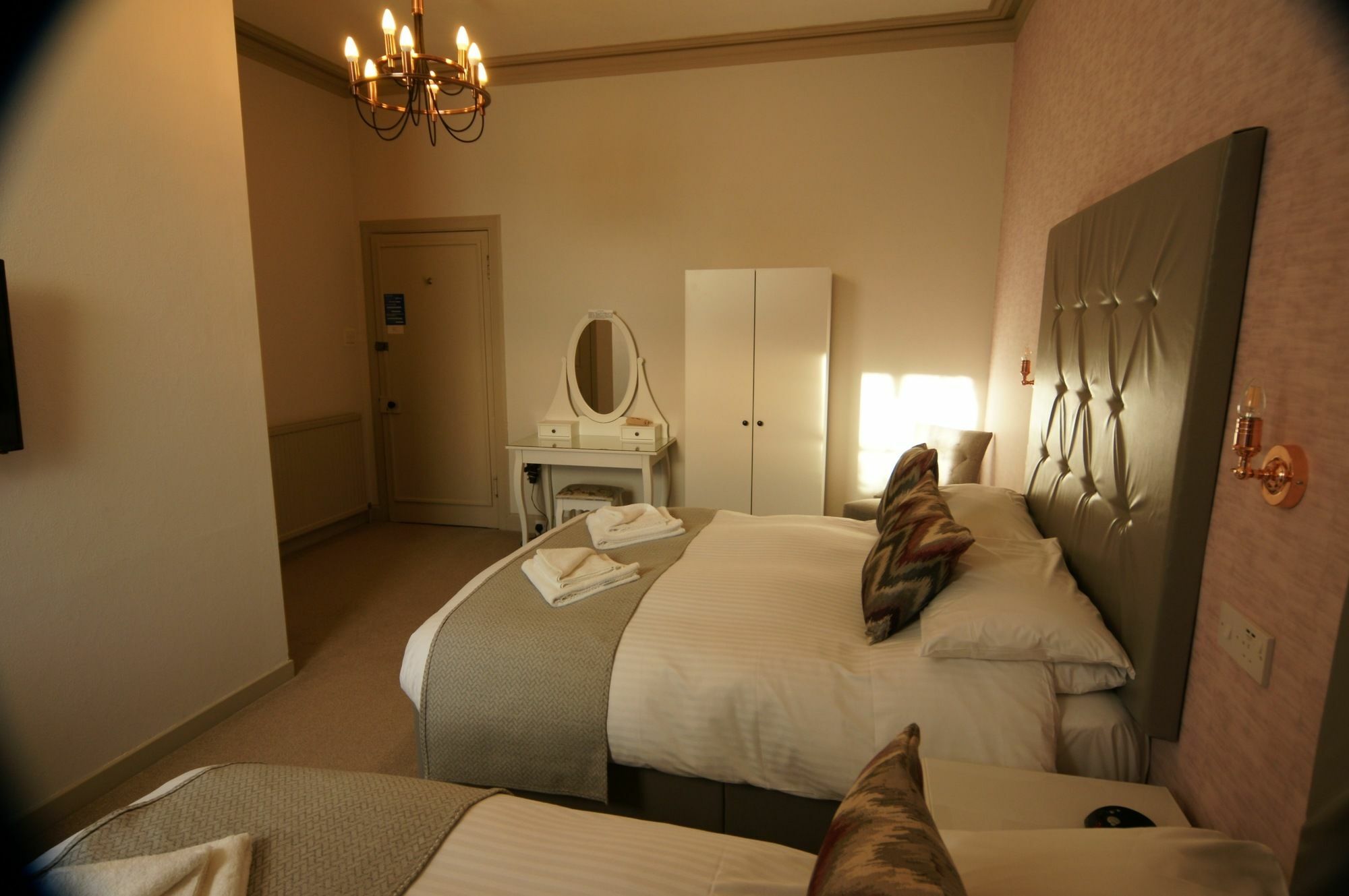 The Abbotsford Hotel Callander Bagian luar foto